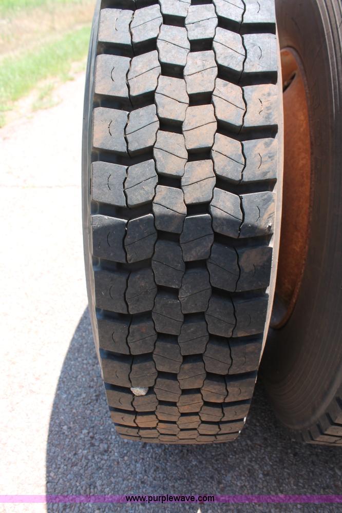 image for item H8205 2006 Kenworth T800 vacuum semi truck