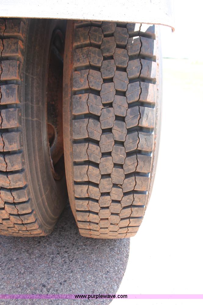 image for item H8205 2006 Kenworth T800 vacuum semi truck