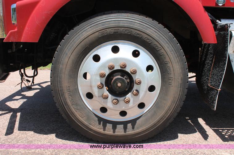 image for item H8205 2006 Kenworth T800 vacuum semi truck