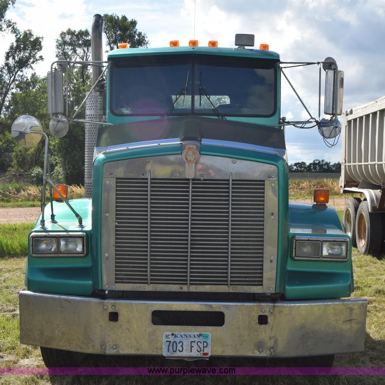 image for item J6579 1993 Kenworth T800 semi truck