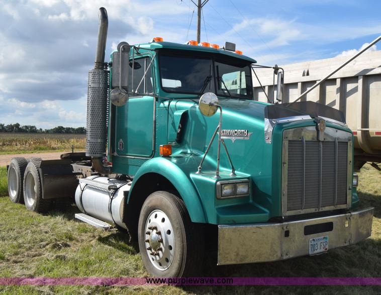 image for item J6579 1993 Kenworth T800 semi truck