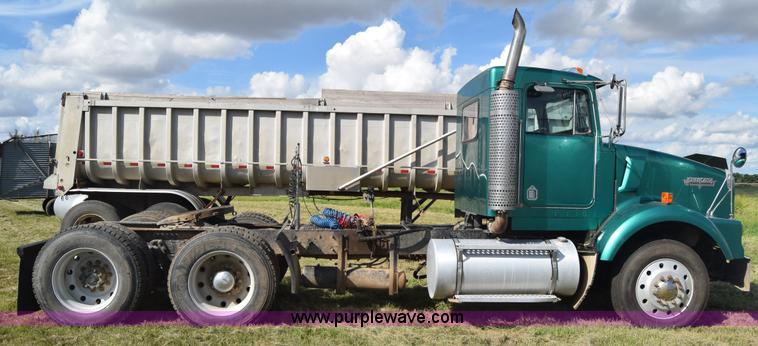 image for item J6579 1993 Kenworth T800 semi truck