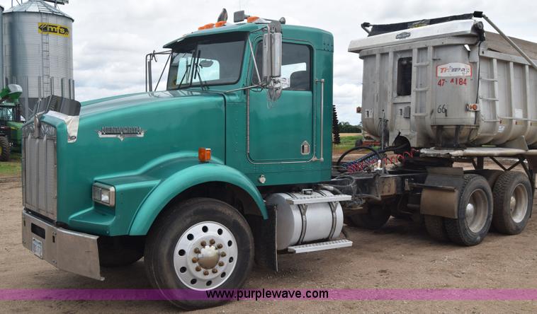 image for item J6579 1993 Kenworth T800 semi truck