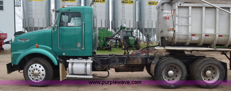 image for item J6579 1993 Kenworth T800 semi truck