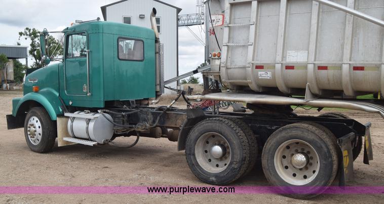 image for item J6579 1993 Kenworth T800 semi truck