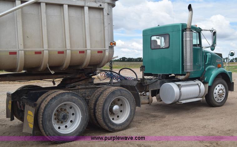 image for item J6579 1993 Kenworth T800 semi truck