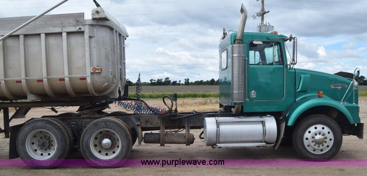 image for item J6579 1993 Kenworth T800 semi truck