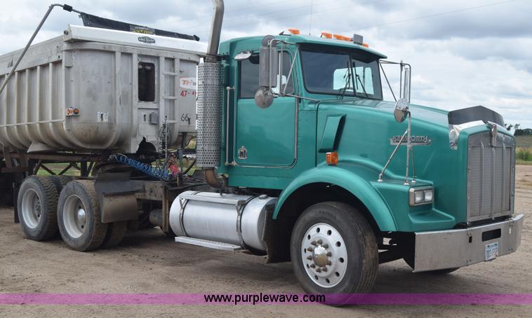 image for item J6579 1993 Kenworth T800 semi truck