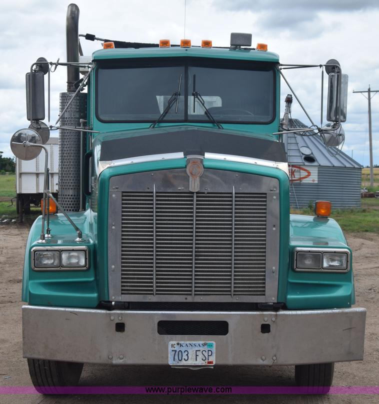 image for item J6579 1993 Kenworth T800 semi truck