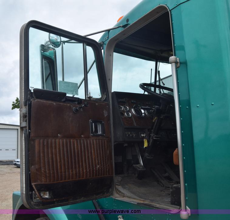 image for item J6579 1993 Kenworth T800 semi truck