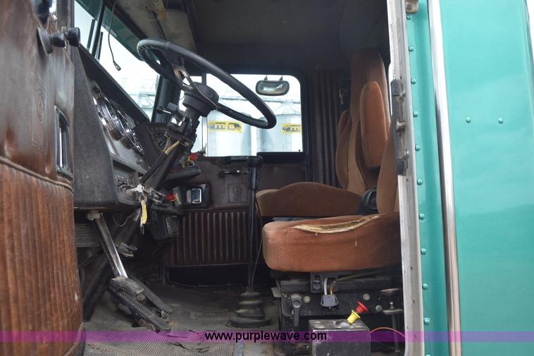 image for item J6579 1993 Kenworth T800 semi truck