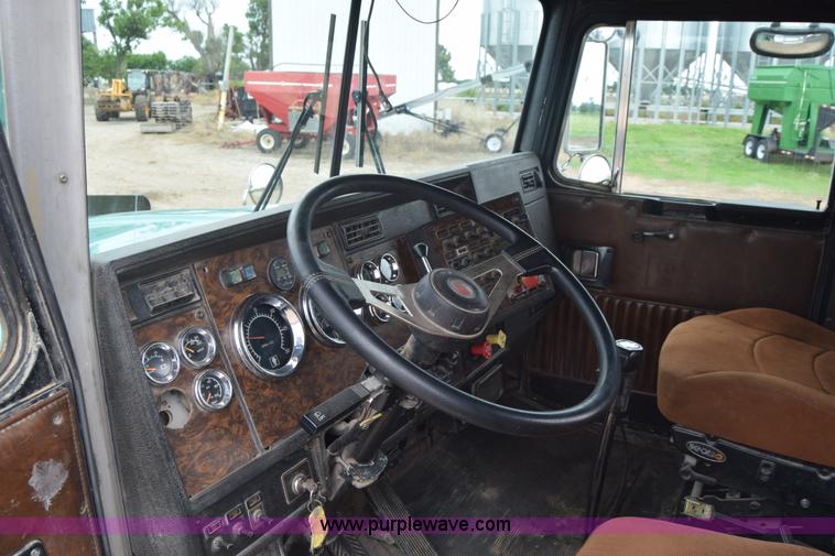 image for item J6579 1993 Kenworth T800 semi truck