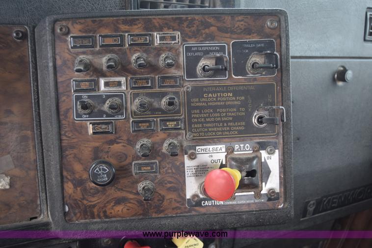 image for item J6579 1993 Kenworth T800 semi truck