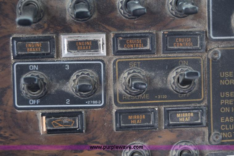 image for item J6579 1993 Kenworth T800 semi truck