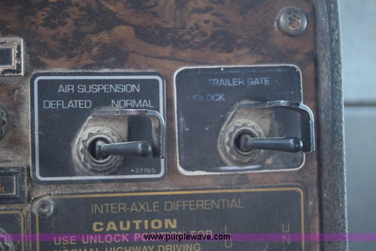 image for item J6579 1993 Kenworth T800 semi truck