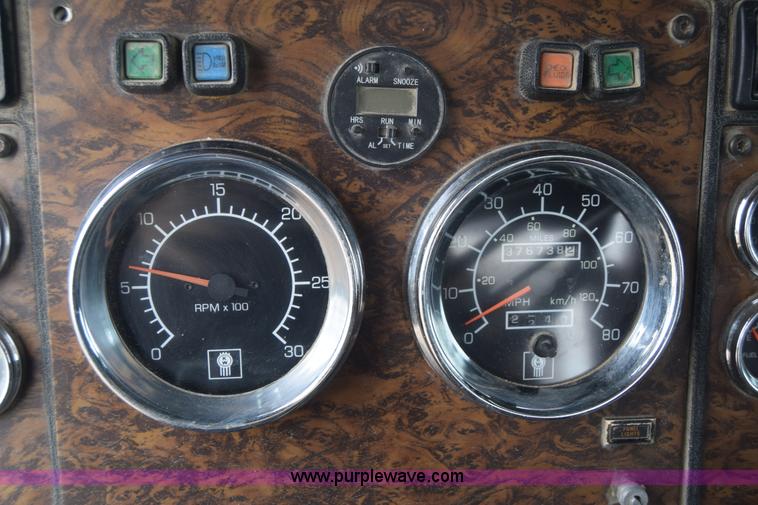 image for item J6579 1993 Kenworth T800 semi truck