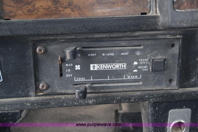 image for item J6579 1993 Kenworth T800 semi truck