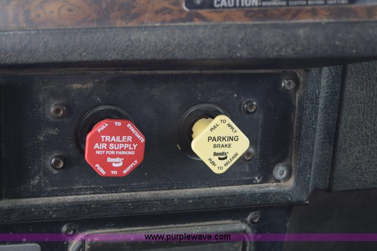 image for item J6579 1993 Kenworth T800 semi truck