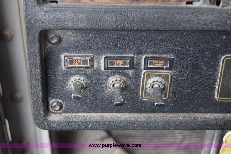 image for item J6579 1993 Kenworth T800 semi truck