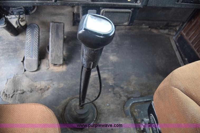 image for item J6579 1993 Kenworth T800 semi truck