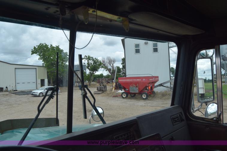 image for item J6579 1993 Kenworth T800 semi truck