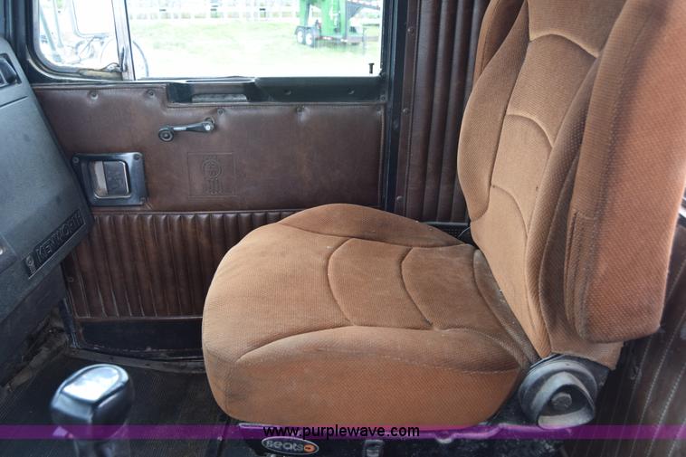 image for item J6579 1993 Kenworth T800 semi truck