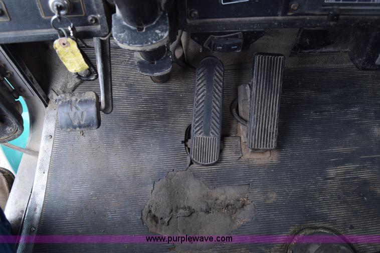 image for item J6579 1993 Kenworth T800 semi truck