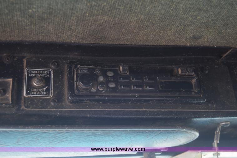 image for item J6579 1993 Kenworth T800 semi truck