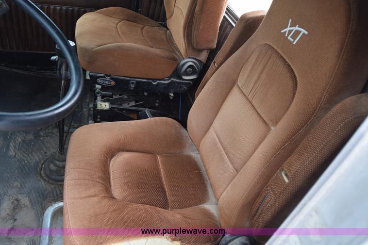 image for item J6579 1993 Kenworth T800 semi truck