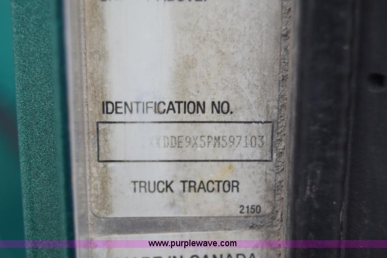 image for item J6579 1993 Kenworth T800 semi truck
