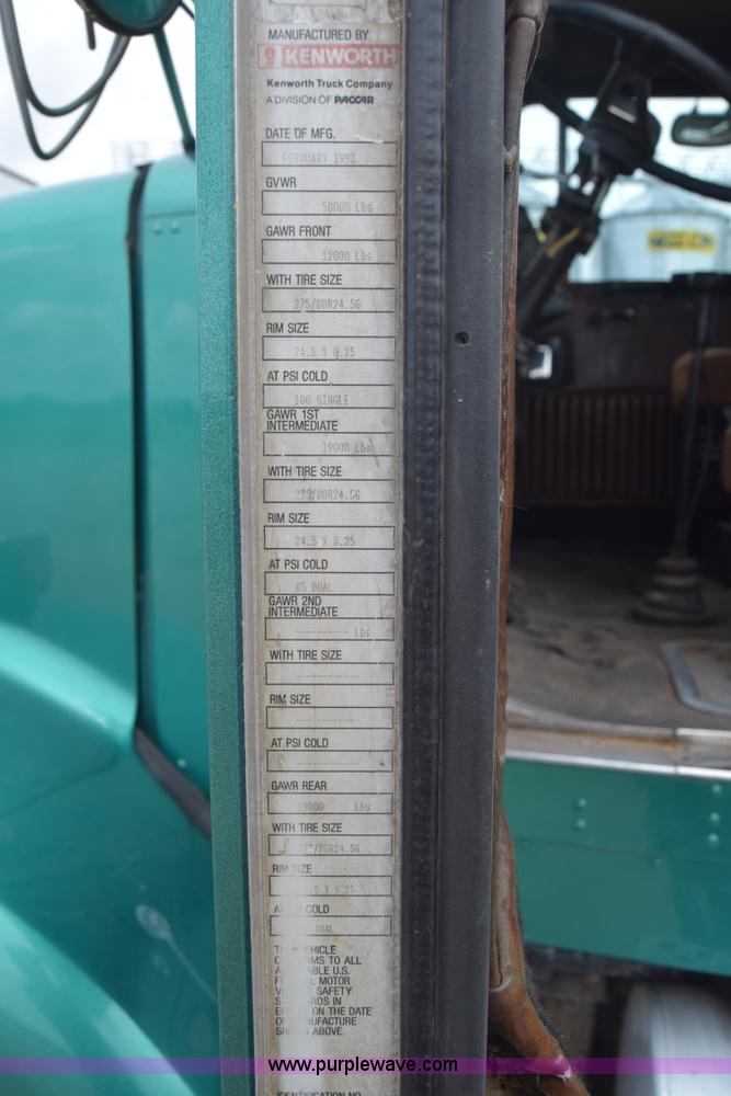 image for item J6579 1993 Kenworth T800 semi truck