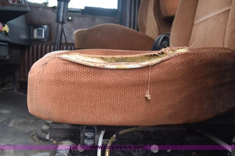 image for item J6579 1993 Kenworth T800 semi truck