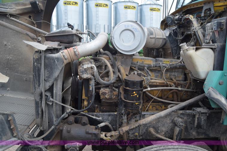 image for item J6579 1993 Kenworth T800 semi truck