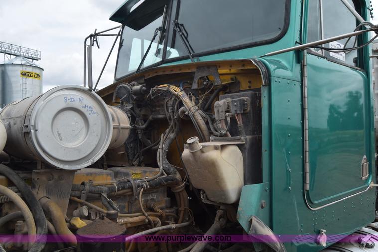 image for item J6579 1993 Kenworth T800 semi truck