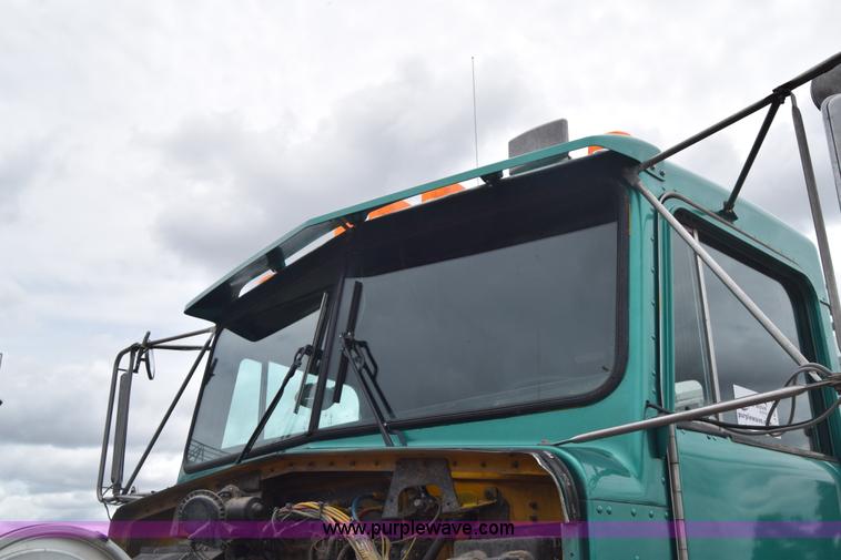 image for item J6579 1993 Kenworth T800 semi truck