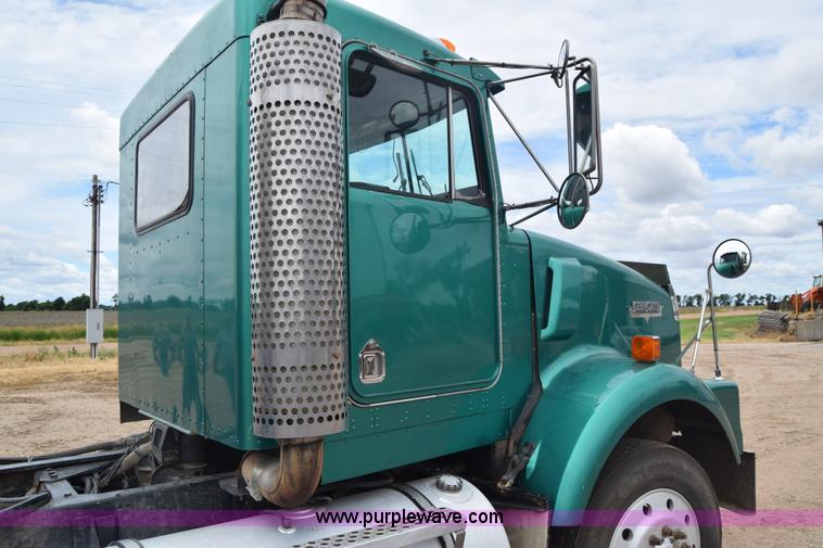 image for item J6579 1993 Kenworth T800 semi truck