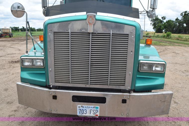 image for item J6579 1993 Kenworth T800 semi truck