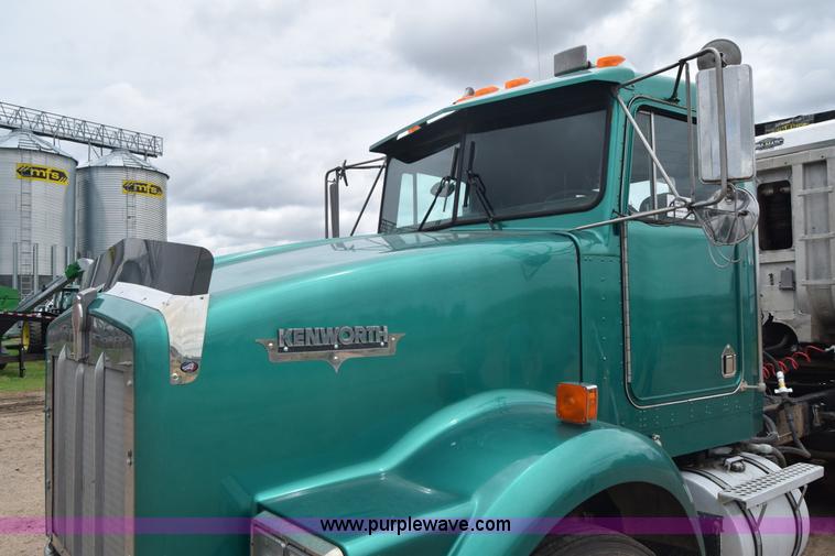 image for item J6579 1993 Kenworth T800 semi truck