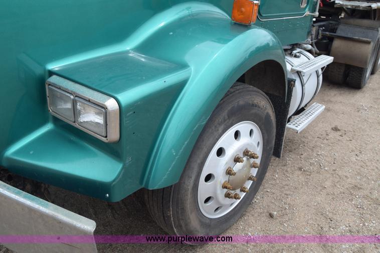 image for item J6579 1993 Kenworth T800 semi truck