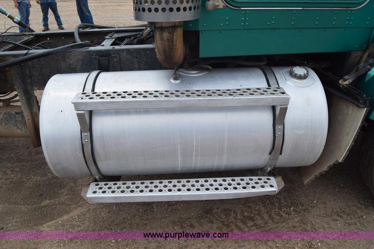 image for item J6579 1993 Kenworth T800 semi truck