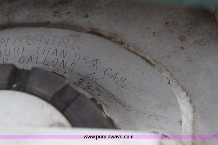 image for item J6579 1993 Kenworth T800 semi truck