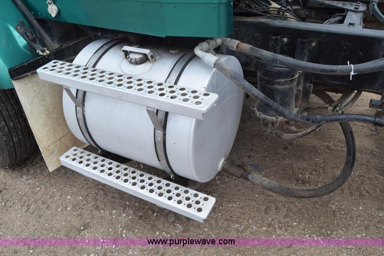 image for item J6579 1993 Kenworth T800 semi truck