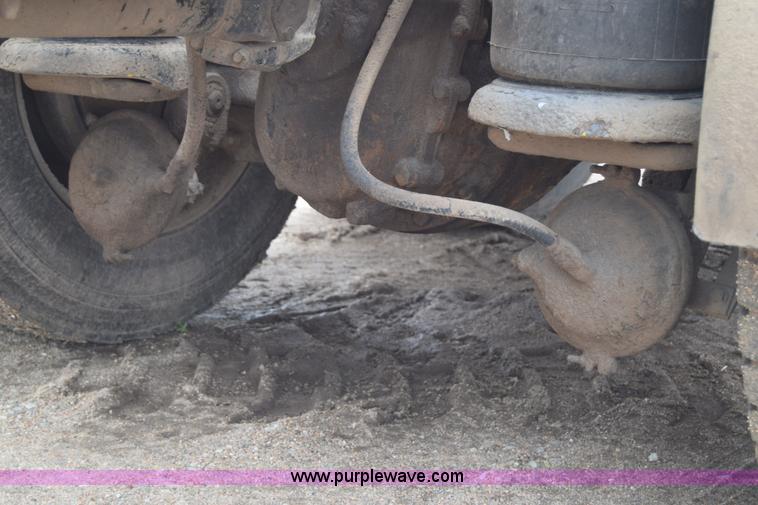 image for item J6579 1993 Kenworth T800 semi truck