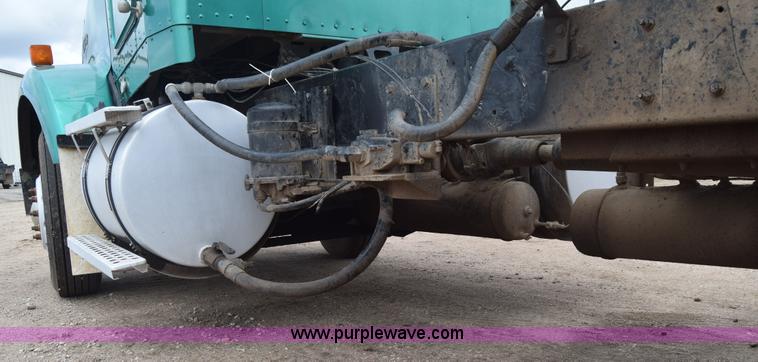 image for item J6579 1993 Kenworth T800 semi truck