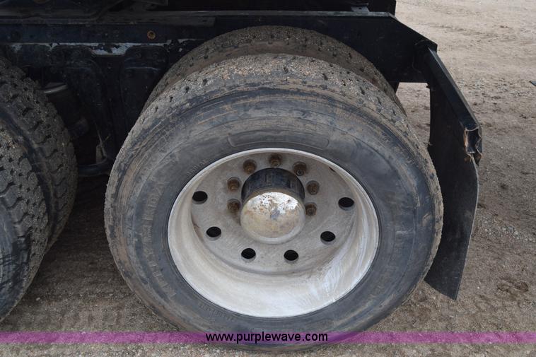 image for item J6579 1993 Kenworth T800 semi truck