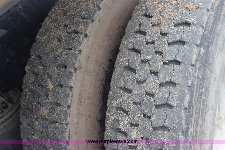 image for item J6579 1993 Kenworth T800 semi truck