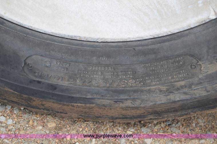 image for item J6579 1993 Kenworth T800 semi truck