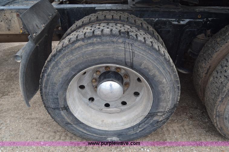 image for item J6579 1993 Kenworth T800 semi truck