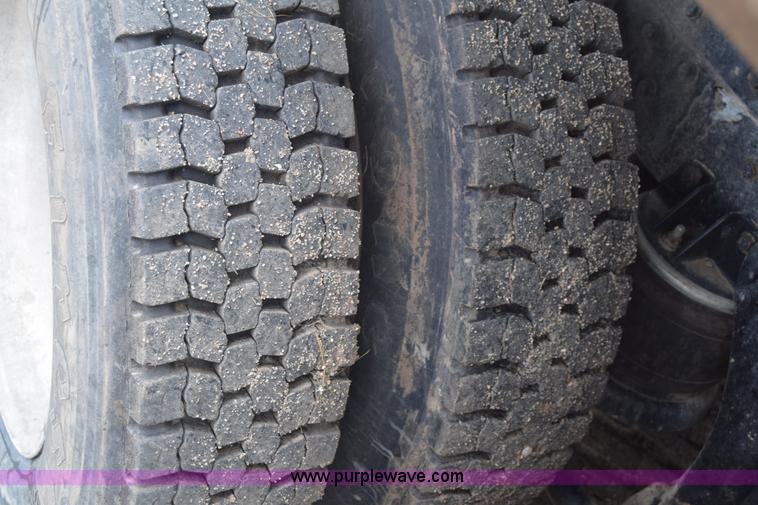 image for item J6579 1993 Kenworth T800 semi truck