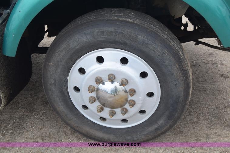 image for item J6579 1993 Kenworth T800 semi truck